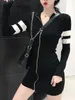 Abiti casual QWEEK coreano zip nero aderente mini abito donna 2024 primavera Kpop a righe streetwear avvolgente manica lunga corto chic