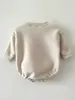 Hiver à manches longues Baby Rompers Born épaissis de tissu en toison doux et mollet-shirt Sweat Couleur Sports Sports Unisexe Jumps de la combinaison 231227