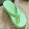 Nouvelles pantoufles de mode sandales de créateurs sandales chaussures en caoutchouc chaussures de plage antidérapantes en plein air talons hauts à chevrons chaussures d'intérieur pour femmes talons épais sexy