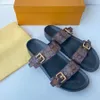 Lyxiga bilder designer kvinnor sandaler plattform tofflor bom dia platt komfort mule flip flops berömda varumärke sommar buckle strand äkta läder casual skor c28