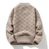 2023 NOWY Zimowy alfabet drukarski sweter dla mężczyzn miękki, szczupły sweter z dzianinem Wysokiej jakości męski facet Parachute Pull Rod Sweter 231228