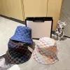 럭셔리 디자이너 버킷 모자 여성 와이드 브림 모자 색상 스 플라이 싱 풀 프린트 편지 태양 모자 남성 트렌드 여행 버킷 모자 수백 모자 상단 레벨 2312283d