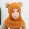 Berets Autumn et hiver fille Boneie double balle 2-6 ans Protection de l'oreille Laine avec pompoms Châle de châle en une seule pièce pour gamin