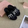 Miui Miui Designer Rhinestone Diamond Logo Bur Slippers Women Paseo Paris Designer Furry Flat Mule Slides Dames Fluffy Platform Sandalen Binnenschoenen Schuifregelaar