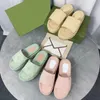 Designer sandaler män kvinnor lyxlägenheter tjock sula flip flop sko höga klackar broderade tryckta läderplattform tofflor klassiska gummi gummi glidskor 35-45