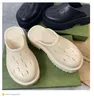 2023 mode luxe damesslippers platform geperforeerde sandaal zomer top designer damesslippers snoepkleuren helder sexy mooie zonnige strandschoenen slippers a1