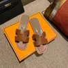 Chaussures de créateurs Sandales pour femmes Pantoufles en cuir véritable Mode Été Plage Sandale Dames Caoutchouc Classique Diapositives plates avec boîte d'origine 02