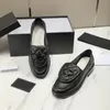 2023 Tasarım lüks moda yuvarlak ayak parmağı elbise ayakkabıları klasik kadınlar% 100 deri metal toka elektronik nakış rahat slip-on ayakkabı ladys konfor düz loafer ayakkabıları