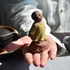 Dekoracyjne figurki ceramiczne mała urocza statua Buddy mnich figurka kreatywna kreatywne rzemiosło lalki ozdoby prezent klasyczny delikatne sztuki