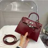 Cowhide Secondgeneration Mini Çantası Kadınlar için 2024 Yeni Modaya ve Gelişmiş Feel Çok yönlü bir Omuz Crossbody Küçük