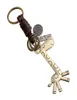 Porte-clés en cuir mignon petit cadeau en alliage girafe rétro tissage porte-clés entier pour cadeau de noël 9184059