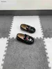Yeni yeni doğan bebek ayakkabıları tasarımcı yürümeye başlayan spor ayakkabı boyutu 21-28 kutu ambalaj metal aksesuar dekorasyon bebek yürüyüş ayakkabıları de20