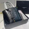 uomo Donna Hobo Borsa a tracolla con marchio in metallo Borsa di lusso Pochette in vera pelle Borsa a tracolla Summer City Secchiello Pochette firmata Borse da sera