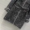 Europa en de Verenigde Staten dames 2024 winter nieuwe Ronde hals Lange mouw enkele rij knopen riem zwarte mode Lange tweed jas