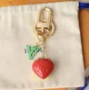 Chave de designer de chaveiro Bolsa de cadeia de cartuchos de cartocas de cartocas de carta clássica Charme Strawberry Key Ring Moda Acessórios fofos Presente requintado Nice 2024