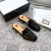 Chaussures de créateurs classiques femmes pantoufles peau de vache souple 100% cuir talons épais métal femme chaussure plage paresseux Baotou sandales perle chaussures à talons hauts