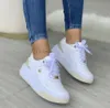 Stövlar kvinnors nya sneakers 2022 Autumn Fashion Mix Color Ladies Lace Up Vulcanized Shoes 3543 Largesized Female Casual Sport Flats