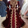 Традиционное бордовое марокканское свадебное платье с золотыми аппликациями Бархатные мусульманские арабские свадебные платья в Дубае с длинными рукавами Платье невесты Индийская Абая 2024 Robe De Mariage