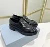 Tasarımcı Üçgen Ayakkabı Kadın Loafers Platform Ayakkabı Parlak Kapiteli Deri Loafer Tasarımcılar Slayt Tıknaz Pradda Elbise Ayakkabı Daireleri Lüks Katırlar
