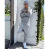 Trapstars Trackbles Suits устанавливает капюшоны с радужными полотенцами.