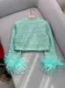 2024 Spring Green Feather paljetter Två styckes klänning set långärmad rund hals tweed enkelbröst kappa + ruffle fickor kjol set två stycken kostymer w3d284013