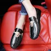 Högkvalitativa herrskorskor Loafers Red Flat Shoes Bright Skin Snake Skin Bean Women's Shoes Moccasins Men's Shoes 231228