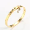 Conjunto de joyería de moda de lujo de acero inoxidable, brazalete dorado para mujer, pulsera con dije de flor, anillos para dedo para hombres y mujeres, conjunto de joyería Gift292w