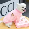 犬のアパレルベア刺繍ペットベスト冬の暖かい服のためのぬいぐるみぬいぐるみ子犬猫コートヨークヨーキーチワワtzuパグ衣装