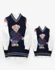 Familjsmatchande kläder Autumn Parent Child Vest Sweater For Kids Bear Knit Top Dad Mamma och son Dotter Julstickad Cardiga5699003