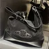 Borsa 24SS Designer Viviane Westwoods Viviennewestwood Vivie West Empress Dowager Autunnoinverno Saturn Stray Bag in pelle scamosciata Borsa a tracolla di grande capacità con una spalla sotto le ascelle