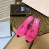 Pantofole firmate Sandali trasparenti da donna Ciabatte estive di lusso stampate Suola in cuoio All'interno triangolo in metallo smaltato