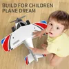 Dzieci bezwładny chłopiec z zabawkowym chłopcem duży symulacyjny samolot samolot 231228
