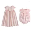 Rompers Royal Style Girls Smocked Dress Cute Doll Collar Kids Vest Vestidos Born Baby Lace Romper 2023姉妹服