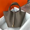 Famous designer, classic and popular solid color vegetable basket, fashionable handbag, color blocking bucket bag, metal lock accessories, women's shopping and dating