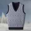 Gilets pour hommes 2024 Mode Hommes Pull Pull Gilet Mâle Col V Tricot Gilet Plaid Sans Manches Casual Débardeurs Vêtements D678