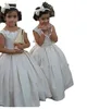 2024 White Flower Girls Dresses For Wedding Jewel Neck Lovely Lace Applicques Puffy Satin Children Kids Party Communion klänningar Bollklänning Golvlängd Bow Bow