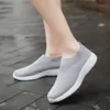 Mulheres sapatos vulcanizados de alta qualidade tênis femininos deslizamento em sapatos femininos mocassins plus size 42 andando plana