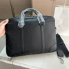 حقيبة كمبيوتر مصممة فاخرة تعدد الاستخدامات Crossbody Bag Classic Messenger Bag Bag Bag Bag Travel Case Bag حقيبة يد وخروج حقيبة كمبيوتر محمول.