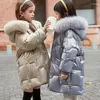 Пуховое пальто, модные зимние парки для девочек из искусственного меха с капюшоном, детская утепленная теплая яркая хлопковая стеганая куртка для детей, верхняя одежда TZ659