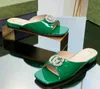 Letnia marka kobiet przesuwaj płaskie sandały kryształowe buty błyszczące sprzętowe kapcie plażowe patent skórzany nagi czarny zielony dama spacery