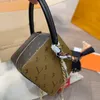 Brands de luxe Femmes Sacs de crossbody Sacs Classic Totes Fashion Old Flower Letter NOUVEAU SAG DE DICES Médies Sac de chaîne de quincaillerie de haute qualité en cuir authentique Sac de quincaillerie de haute qualité