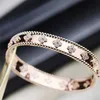 Bracciale di lusso di design Van Clover in oro 18 carati con cristalli scintillanti e diamanti Simbolo supremo di amore e protezione, un regalo perfetto per donne e ragazze 2c2w