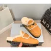 Zapatillas de diseñador Sandalia de mula Zapatos planos Pisos Zapato casual Invierno Zapatilla cálida Mujer Hogar Piel interior Triángulo peludo Lana de nieve Señoras Mulas al aire libre Scuffs Tamaño 35-40