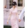 エスニック服高品質の甘いピンクスタンドカラージャックパール装飾サイドスリットチョンサム女性のための夏の現代中国スタイル