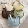 Väskor mode himmelblå kvinnors handväskor pu läder runda axelväskor för kvinnor 2022 sommarljus färg lady crossbody väska enkel säck
