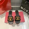 Designer Classic Brand Slifors Sandals Sandals Luxury Room Foam Runners Slide Summer indossano versatili casual a una linea piatto a fondo netto rossa sandalo