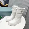 Botas de náilon acolchoadas com parte superior preta e cordão, forro de veludo acolchoado removível, bota triangular de metal esmaltado, botas de tornozelo com sola de borracha, botas de esqui de grife