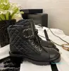 Designer-Martin-Stiefel, ineinandergreifende schwarze Knöchel-Plateaustiefel aus schwarzem Leder, Motorradstiefel, Lederketten, Logo für Damen, Stiefel der Luxusmarke Fashion Martin