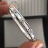 Bracelet de luxe Van Clover en or 18 carats avec cristaux étincelants et diamants, symbole ultime d'amour et de protection, un cadeau parfait pour les femmes et les filles Urvr