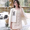 Женские куртки высокого качества, маленький ароматный белый твидовый пиджак, французские женские осенне-зимние однобортные короткое пальто с цветочной аппликацией и карманами
